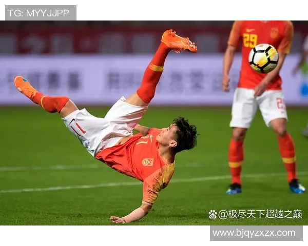 足球明星儿子踢球视频曝光小小球员展现超凡天赋引发热议