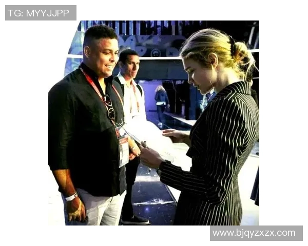 足球明星豪赠汽车盛况瞬间尽显球场魅力与奢华生活的完美结合