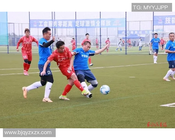 右脚踢球的足球明星们如何在绿茵场上展现出无与伦比的技巧与风采